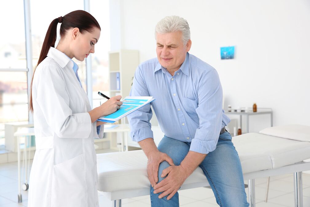 A doctor prescribes a course of treatment to a patient for arthrosis of the knee joint